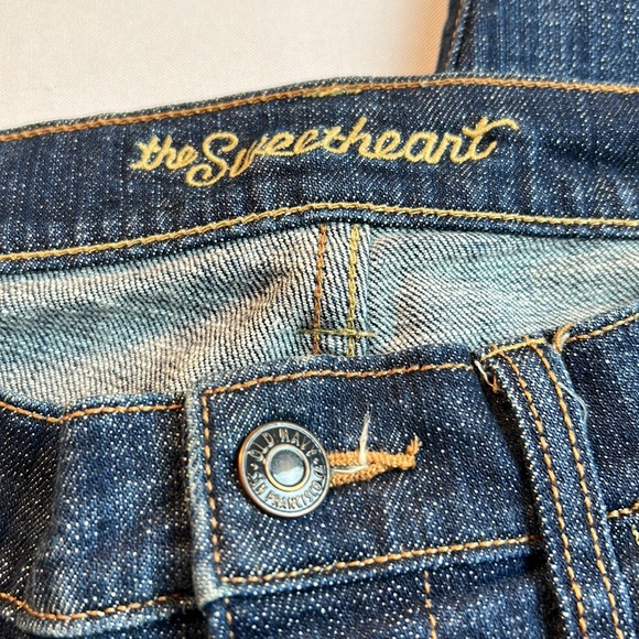 Old Navy size 2 short jeans good condition 99% cotton. 1% spandex. - Picture 3 of 4